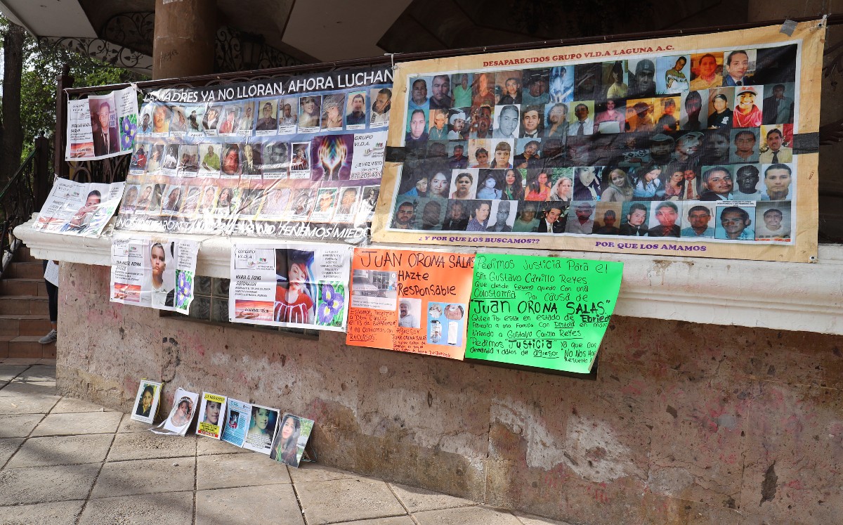 Colocan fotografías de desaparecidos en Plaza de Armas de Gómez Palacio. (Rolando Riestra)