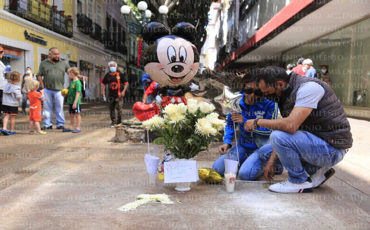 Familiares colocan ofrenda a 'Santi' | Andrés Lobato
