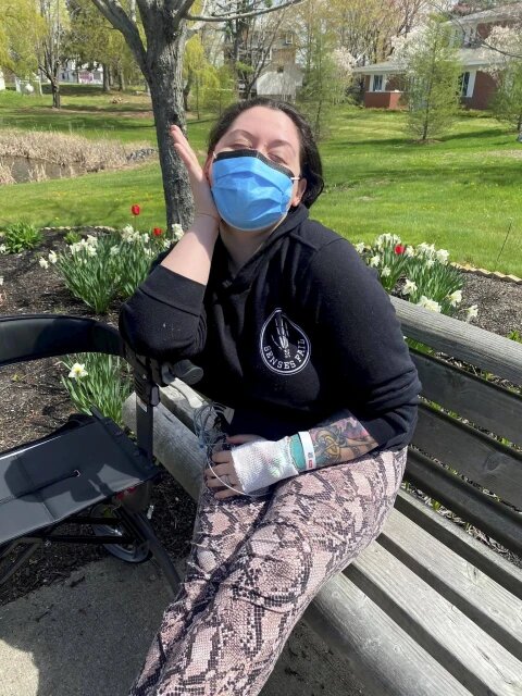 Lyndsi-johnson padece una extraña enfermedad que no le permite estar de pie más de 3 minutos.