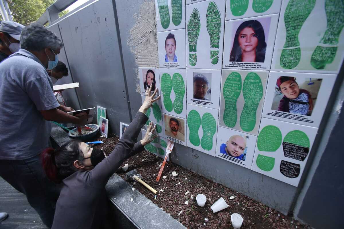Marcha y colocación de mosaicos por las y los desaparecidos en la Fiscalía General de la República | Juan Carlos Bautista.