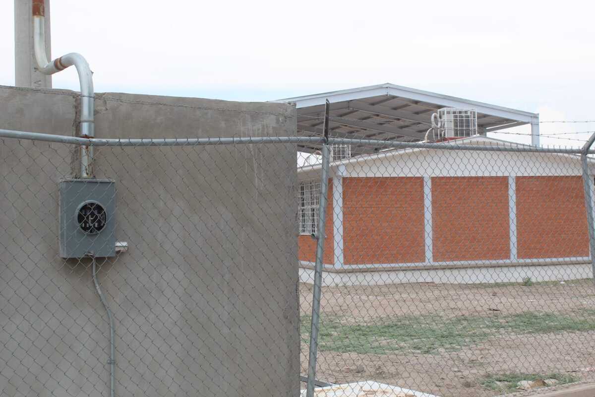 Algunos niños han sufrido golpes de calor, así como, dolor de cabeza, náuseas e insolación, por lo que se decidió a recortar el horario. | Armando Mor