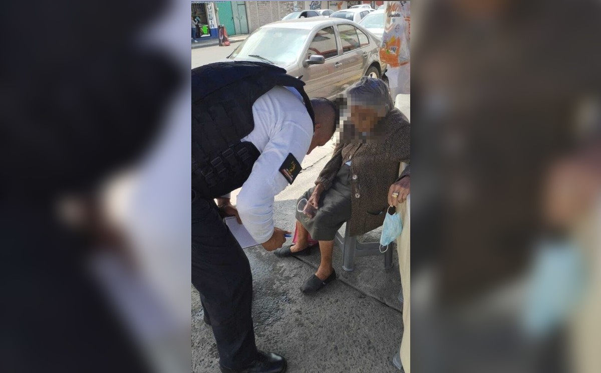 "Los oficiales acompañaron a la abuelita a terminar sus compas" | Especial.