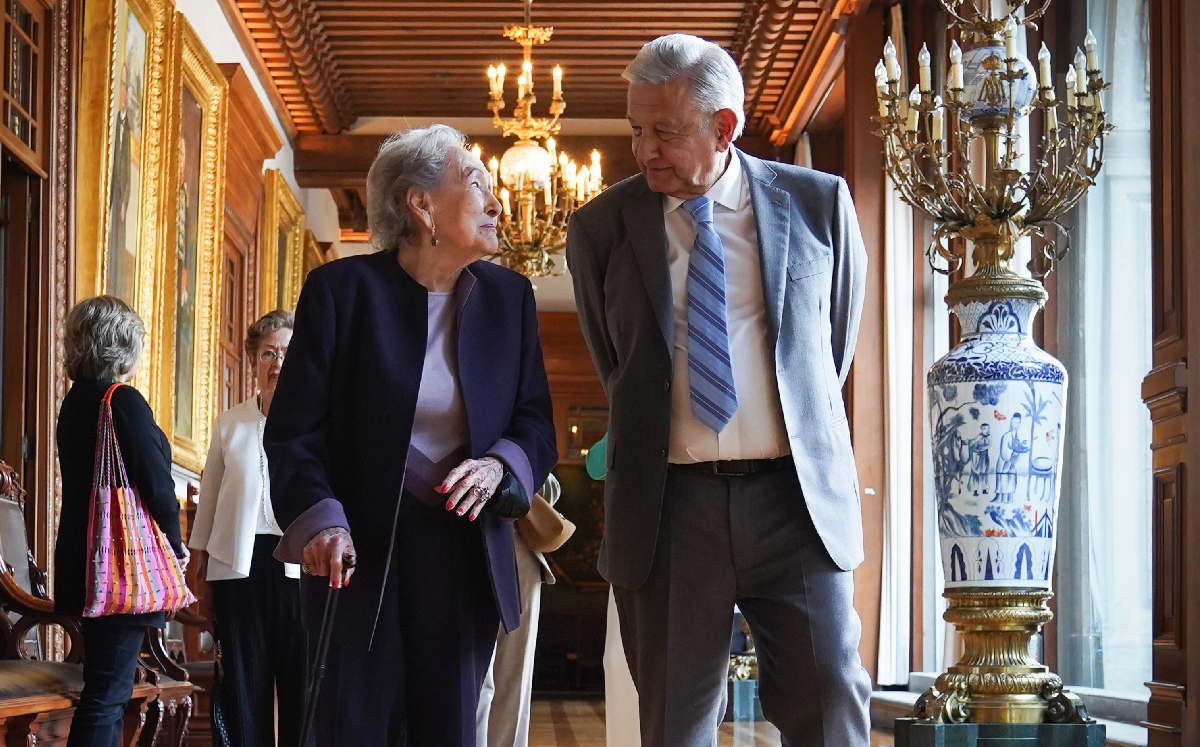 El Presidente se reunió con Laura Bosques, hija del diplomático, en Palacio Nacional. | Presidencia