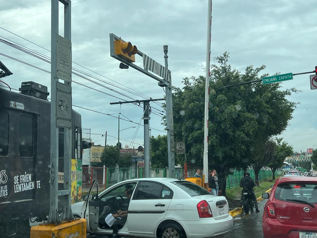 El servicio del Sistema de Tren Eléctrico Urbano se suspendió por algunos minutos debido al accidente vehicular. (Juan Munguía)