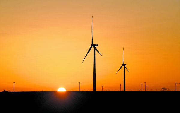 Turbinas eólicas operan al amanecer en el área de producción de crudo y gas natural en la cuenca Permian. Nick Oxford/Reuters