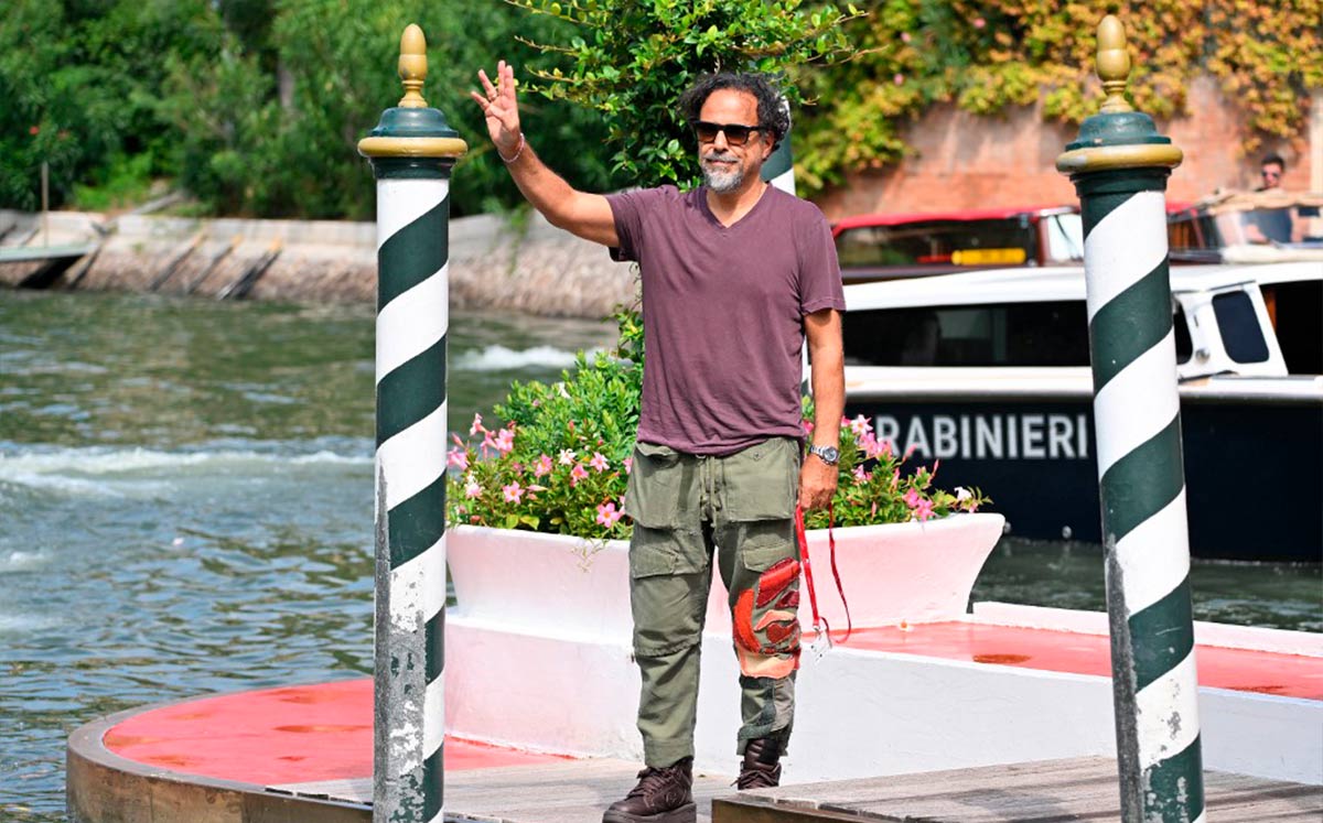 Iñárritu saludando a quienes lo reconocieron