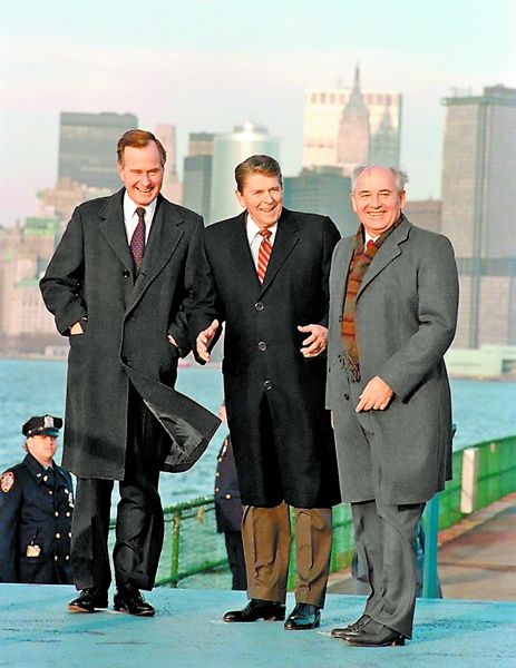 En diciembre de 1988 se reunió con Ronald Reagan y George Bush en Nueva York. Especial