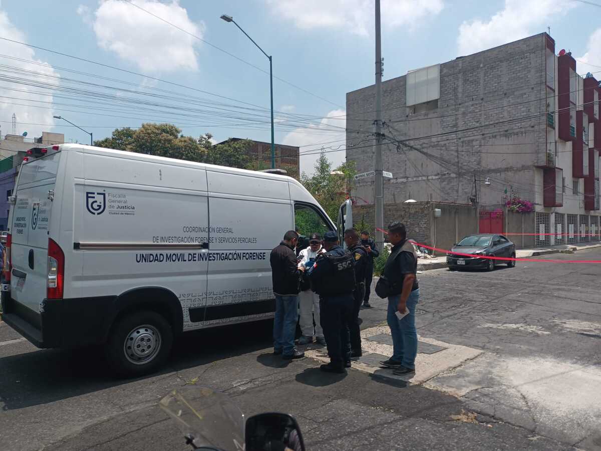 Elementos de la Fiscalía de la CdMx en el lugar del hallazgo. (Liset González)