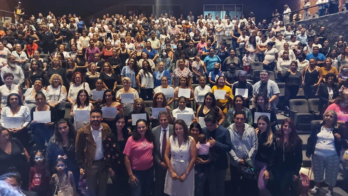 Se graduaron 600 personas, en su mayoría mueres. (Karla Rodríguez)