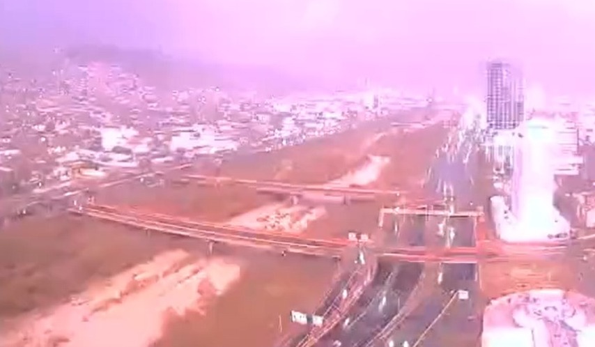 La luz intensa de un rayo alumbra todo el panorama. Foto: Especial