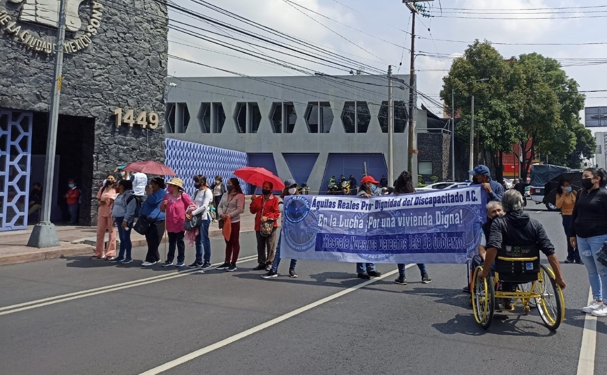Los manifestantes bloquearon la avenida, frente a la CDHCM. | Enrique Luna