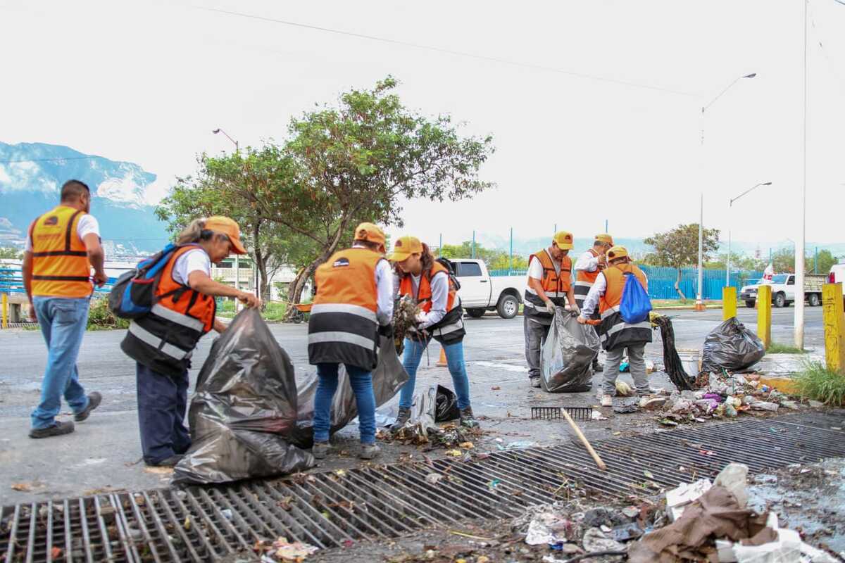 Personal de limpieza en Santa Catarina realiza limpieza de avenidas. Foto: Especial