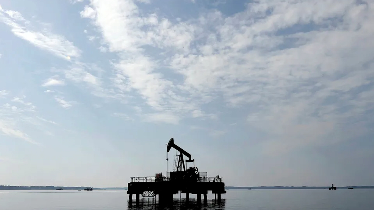 Petróleo cae por problemas de inflación y exportaciones de Irak