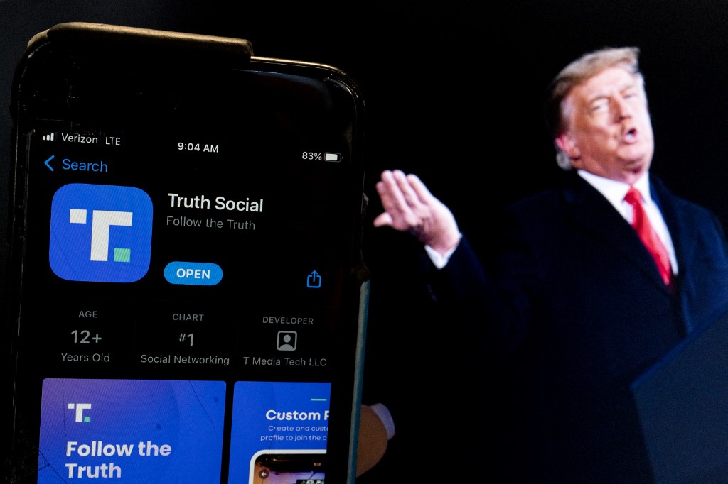 El ex presidente de EU, Donald Trump, invirtió en la creación de Truth Social. (AFP)