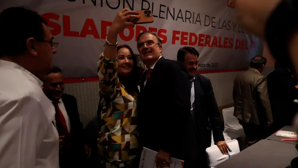 En reunión del PT gritan “presidente, presidente” a Ebrard