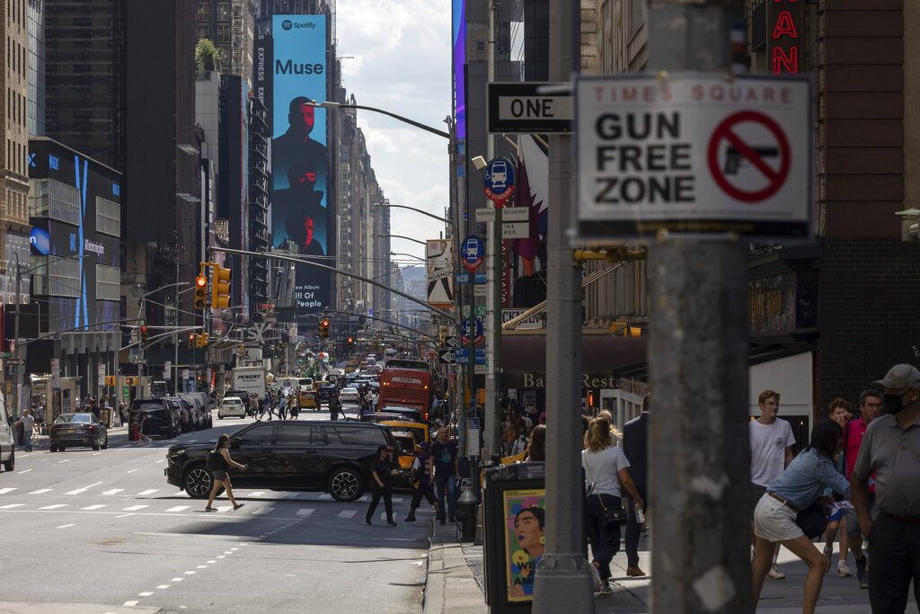 El estado de Nueva York ordenó prohibir las armas en espacios públicos. (AP)