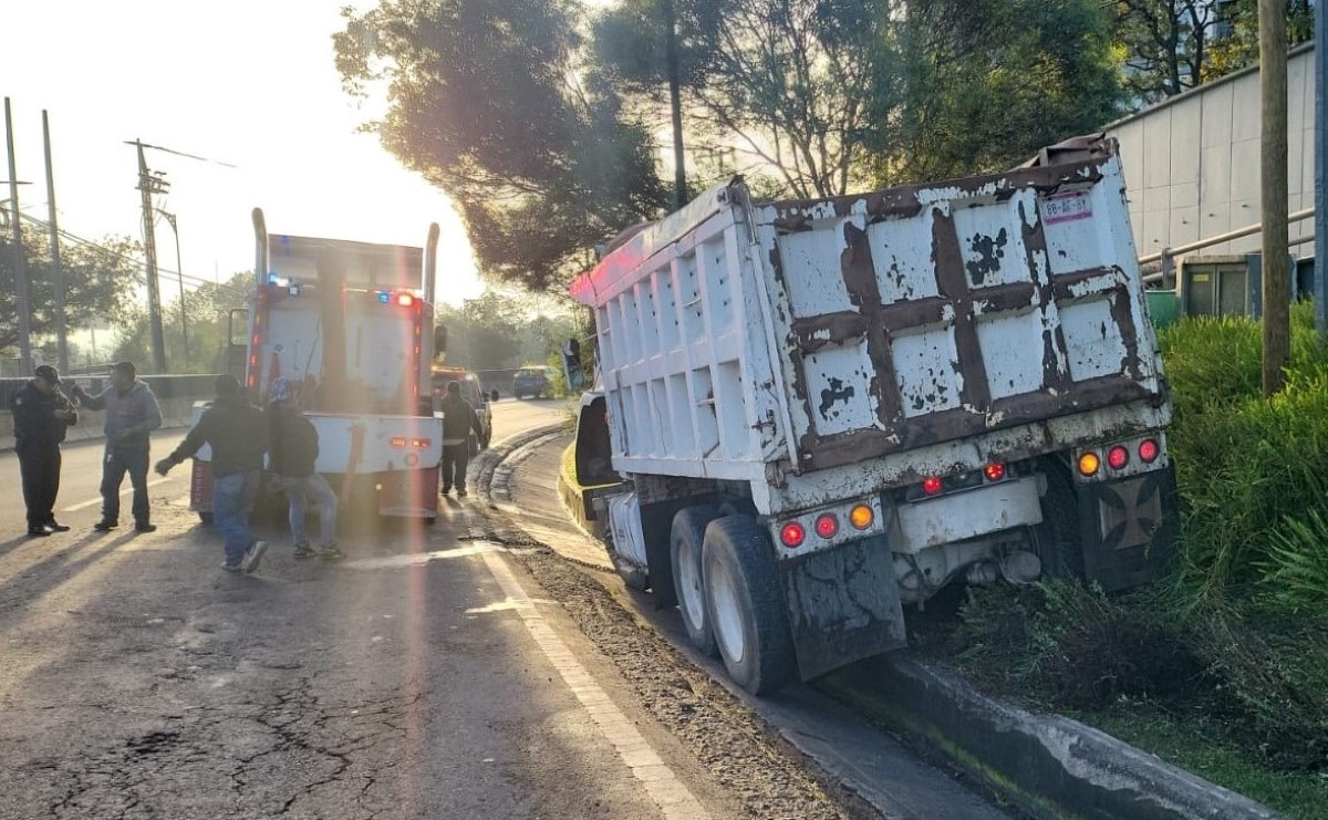 El camión de carga se accidentó en la carretera México-Toluca. | Ramón Ramírez