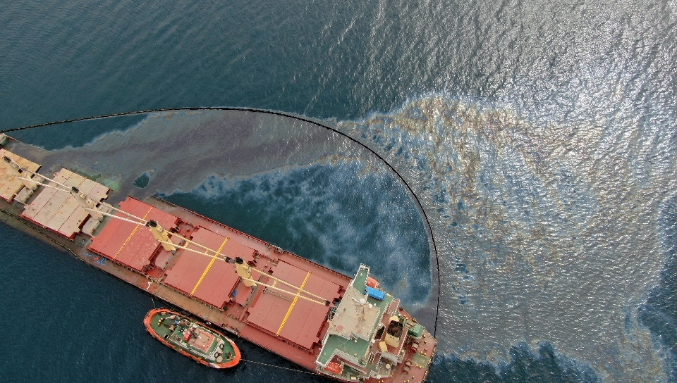 El "OS 35" colisionó con un buque de transporte de gas natural. | Reuters