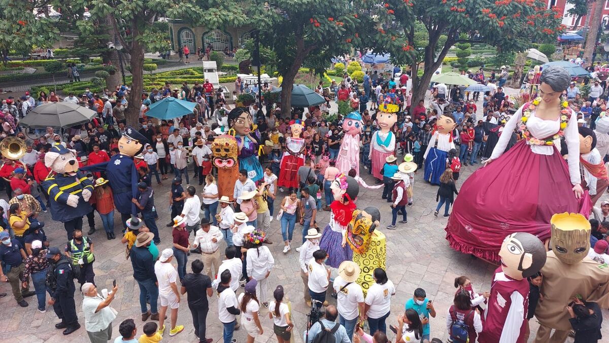 Desfile de Mojigangas deleitó a familias y turistas de Atlixco | Especial