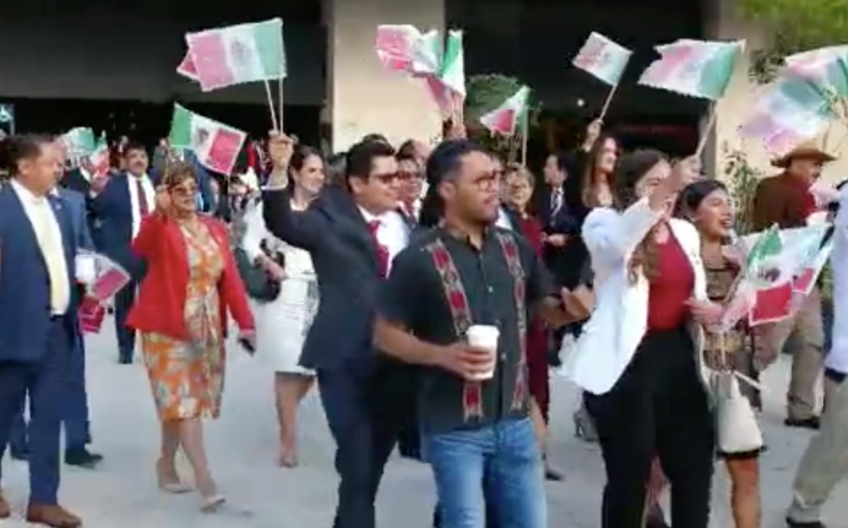 Diputados gritando "es un honor estar con Obrador". (Captura)