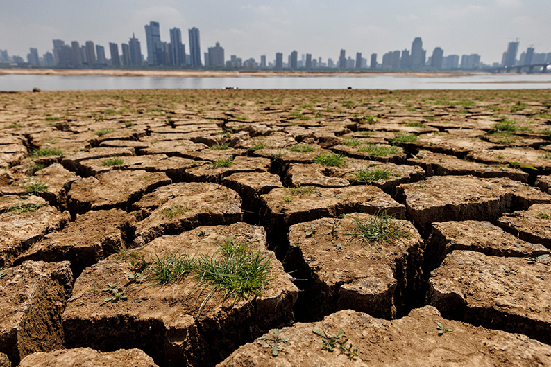 Las grietas atraviesan el lecho parcialmente seco del río Gan, durante una sequía regional en la provincia de Jiangxi, China. | Reuters