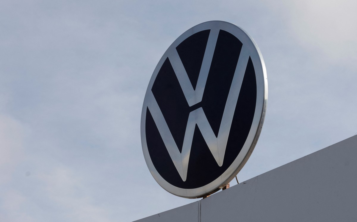 Logotipo de Volkswagen en la fábrica ubicada en Puebla, México,. Agosto de 2022. Foto: (Reuters)
