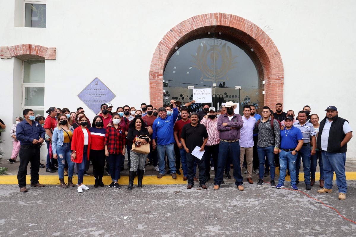 Taxistas cerraron la calzada Forjadores y maestros tomaron la Casa de Gobierno | Rolando Riestra