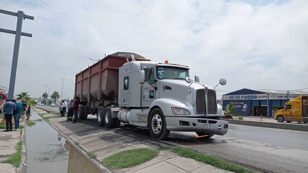 El tráiler era manejado a exceso de velocidad. (Milenio Digital)