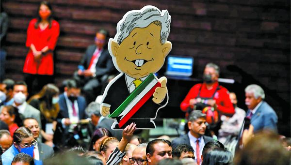 Diputados de Morena muestran su apoyo en el Palacio de San Lázaro. ARACELI LÓPEZ