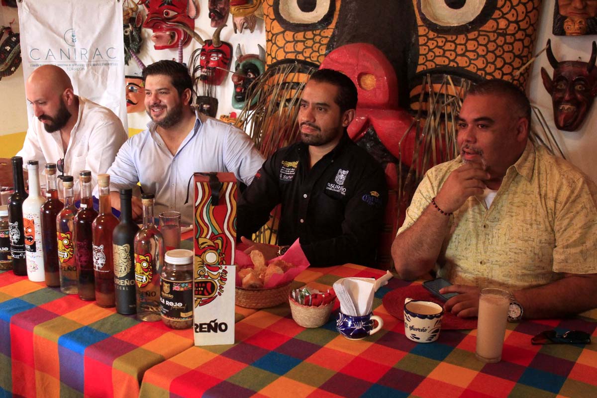 Las fiestas mexicanas son donde el mole y el mezcal son los principales protagonistas. (Mauricio Román)