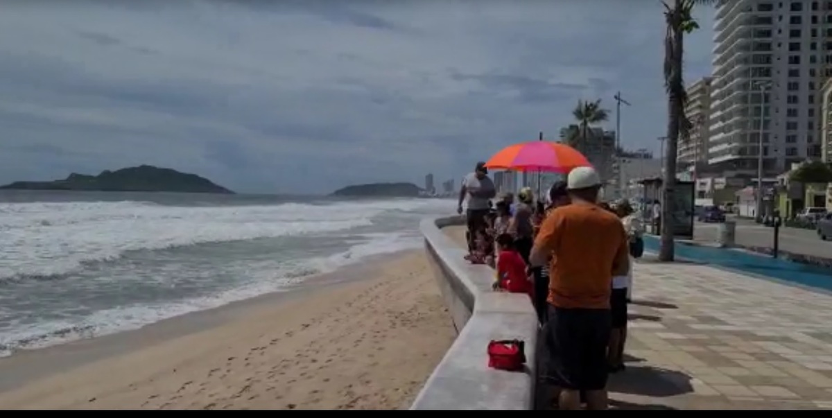 Piden a los bañistas no entrar al mar. (Adriana Carlos)