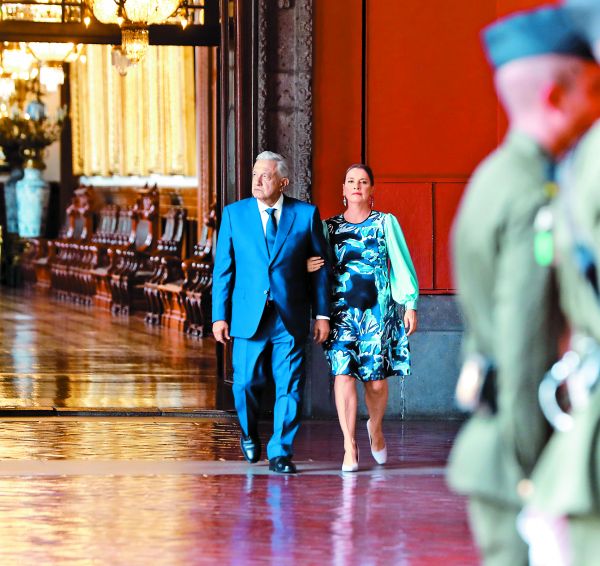 El Presidente y su esposa, Beatriz Gutiérrez Müller, en la planta alta de Palacio Nacional donde se realizó el acto. EFE