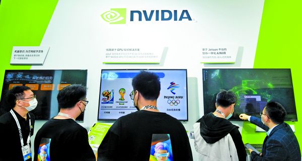 Visitantes pasan por el stand de la firma en un foro anual de tecnología organizado por Alibaba. AP