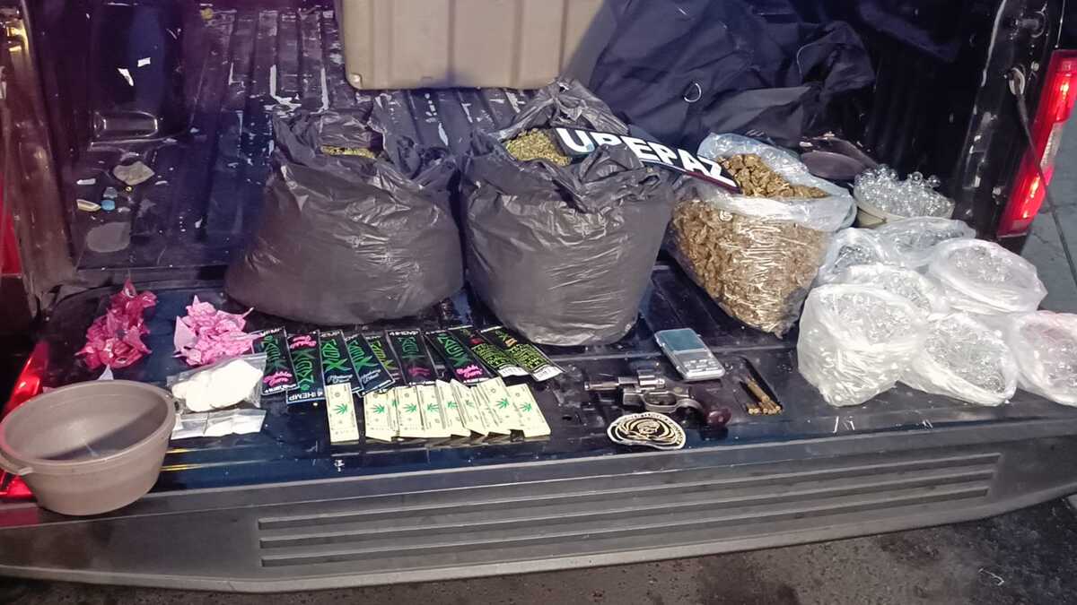 Detiene policía de Guadalajara a dos hombres y asegura arsenal y mariguana en Pueblo Quieto (Cortesía)