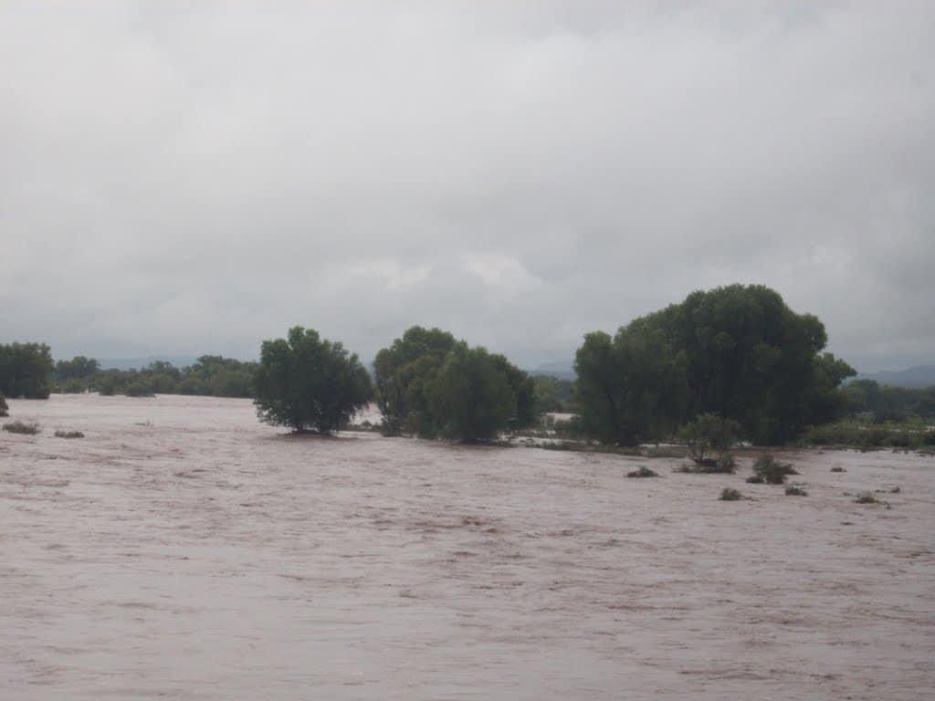 Dos tripulares fueron arrastrados por la corriente del arroyo. | Especial