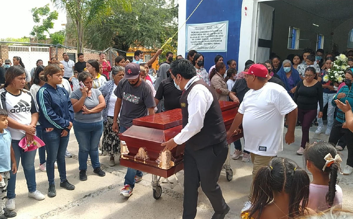 Accidente en carretera León-Silao: despiden a 3 de las víctimas en panteón Jardines del Tiempo / Axel Rivas