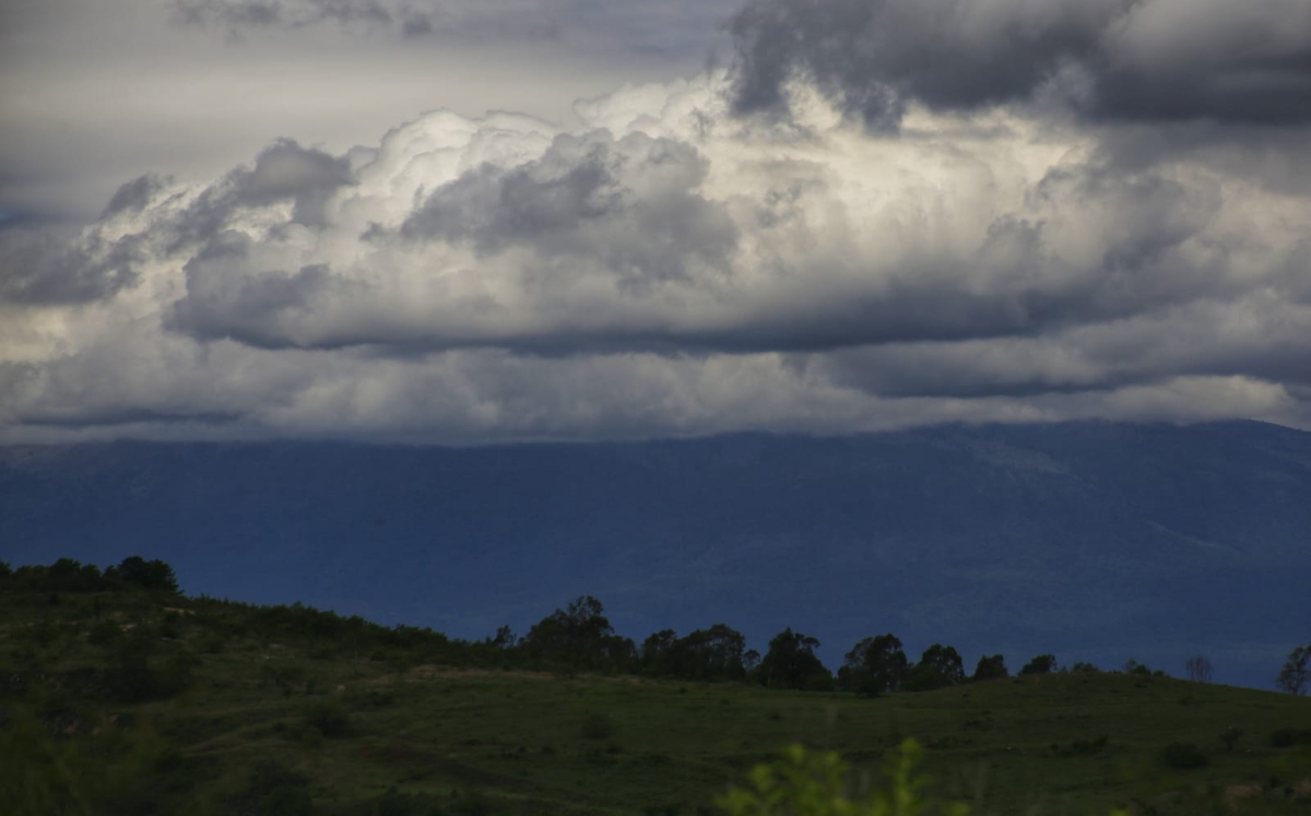 El Popocatépetl apenas se percibe tras las nubes de este medio día | Andrés Lobato