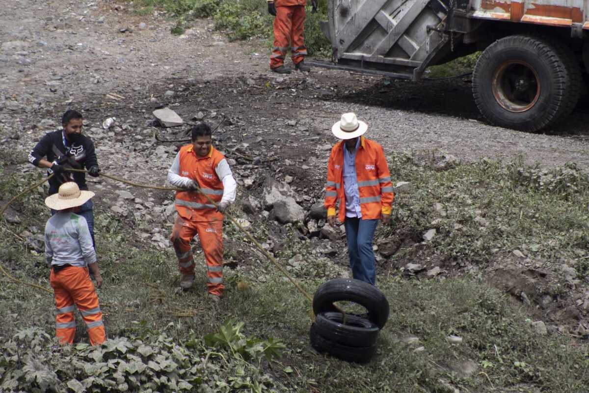 Los trabajos de limpieza son constantes para prevenir emergencias, tal como lo instruyó Eduardo Rivera Pérez. | Especial