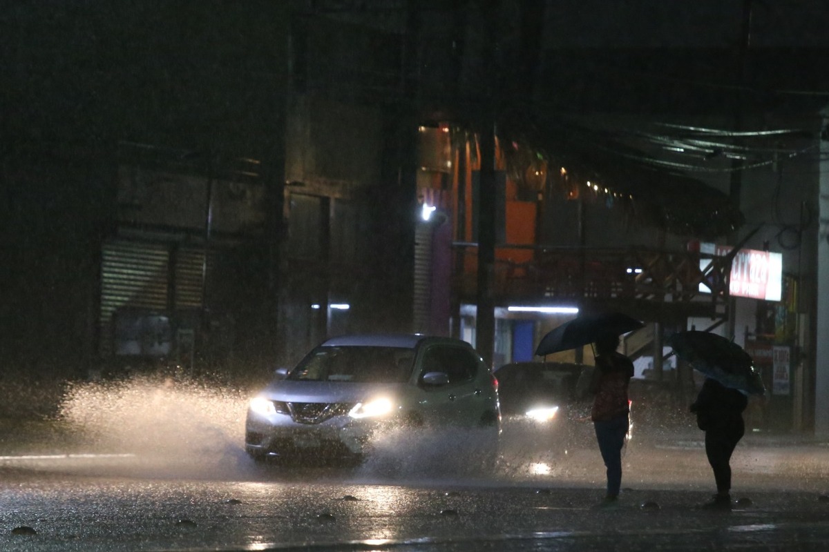 Otras de las afectaciones fueron los encharcamientos en la carretera Nacional, así como cierres preventivos en el área metropolitana. Foto: Raúl Palac