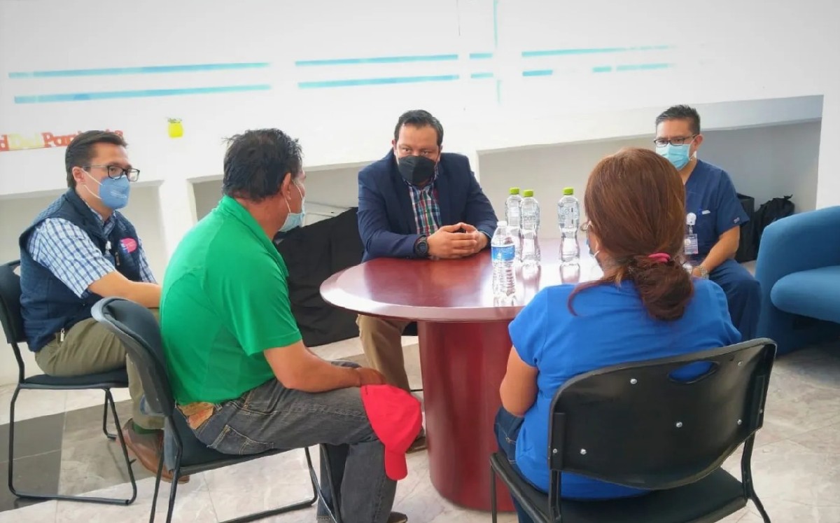 Daniel Díaz atiende a familiares de lesionados en accidente León-Silao / Especial