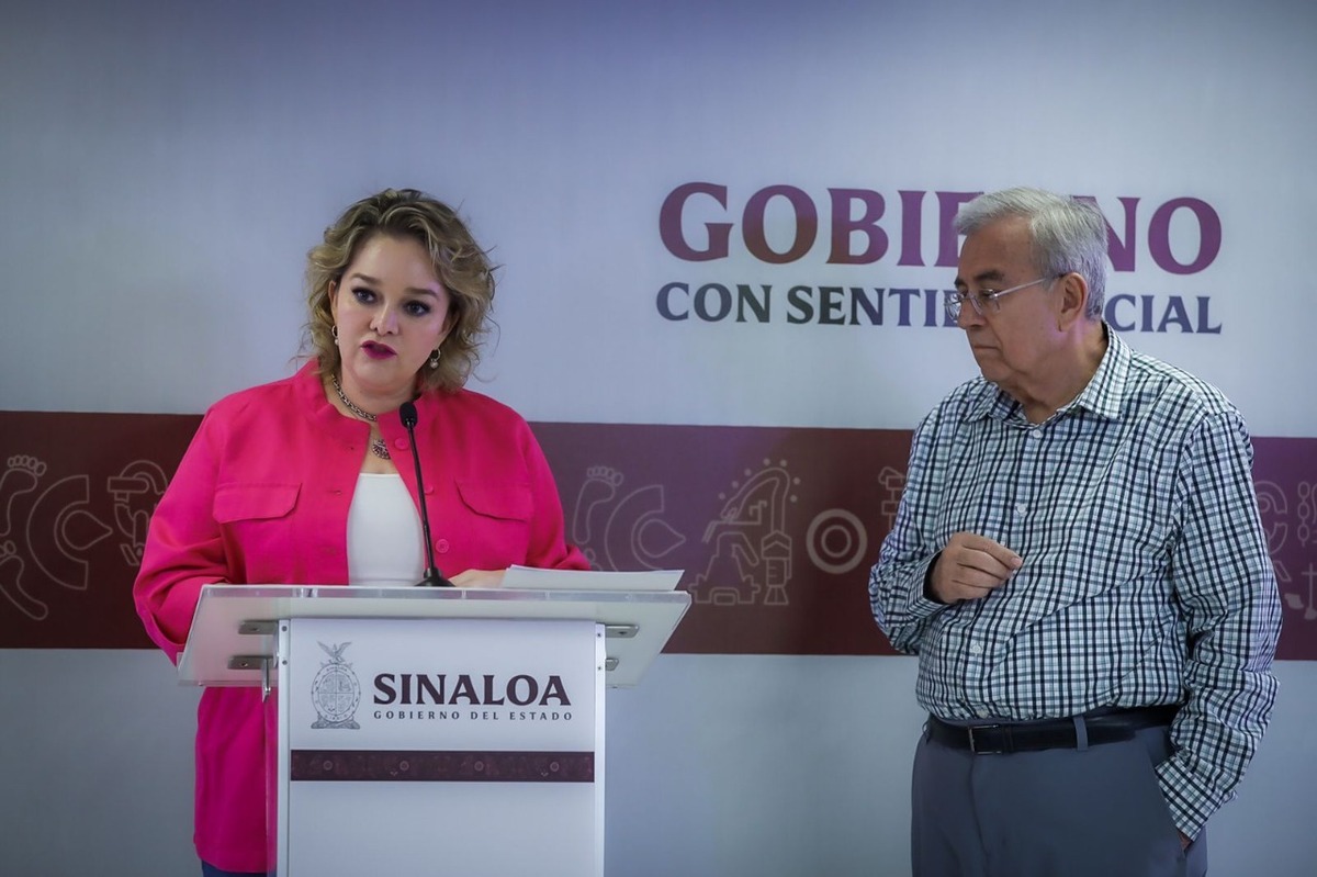 Gobernador Rubén Rocha Moya junto a la titular del DIF Estatal, Eneyda Rocha Ruiz en Conferencia Semanera. (Foto: Especial)