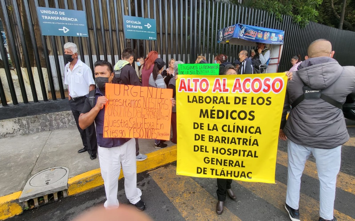 Hombres y mujeres se manifiestan con cartulinas y pancartas en mano. | Ramón Ramírez