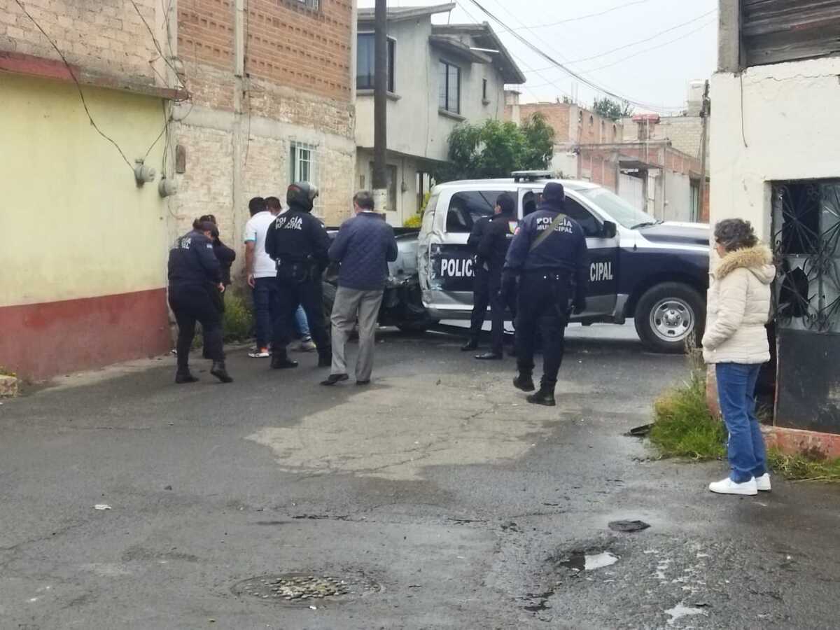 La unidad impactó contra una camioneta.