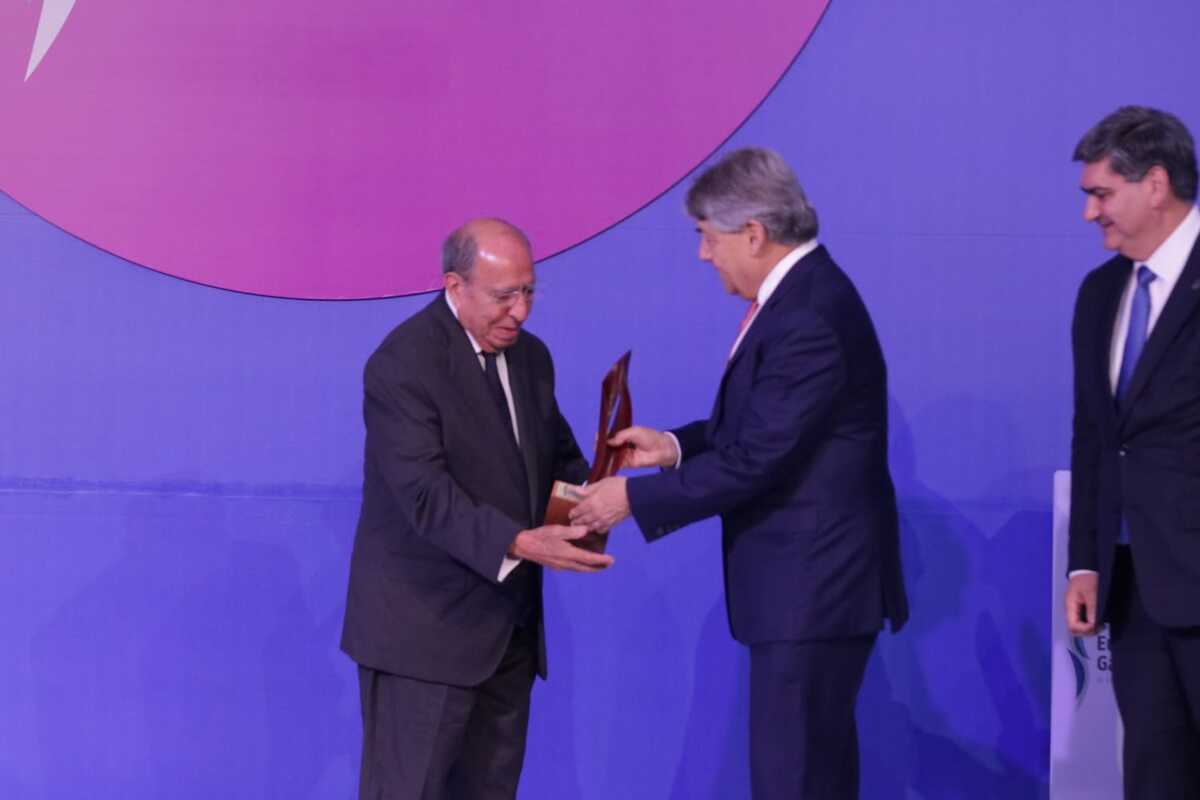 Luis Salvador Alcalá recibe el premio Eugenio Garza Sada. Foto: Raúl Palacios.
