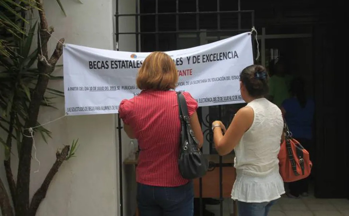 Papás claman regreso de becas de educación básica en Tampico