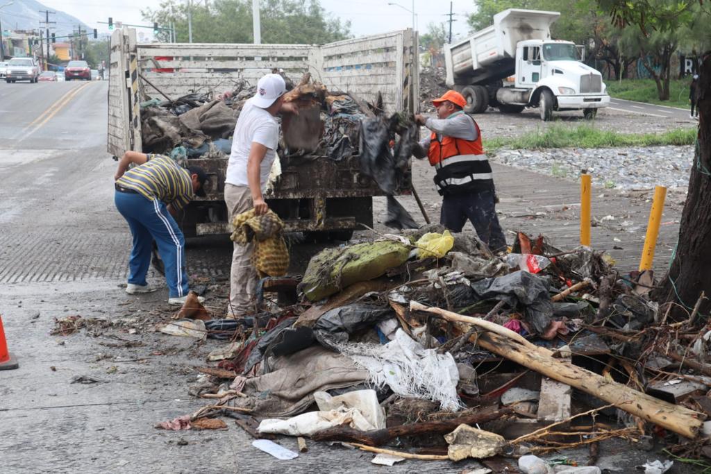 Personal de limpieza del municipio recorre avenidas y calles . Foto: Especial