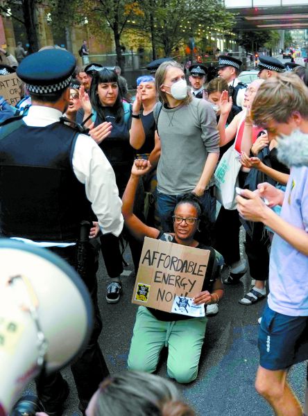 Protestas contra Ofgem, que elevó 80% el costo del gas y la electricidad. Alastair Grant/AP