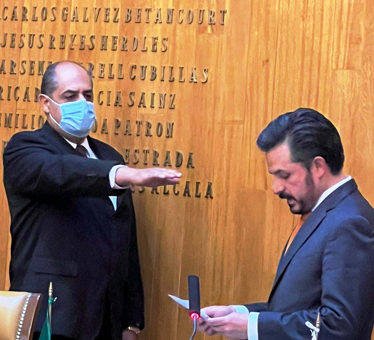 Tomo protesta Zoé Robledo, al doctor Galindo Olmeda. (Cortesía)