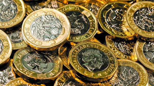 Analistas prevén que la moneda caiga hasta un rango de 1.05 a 1.10 dólares. Shutterstock