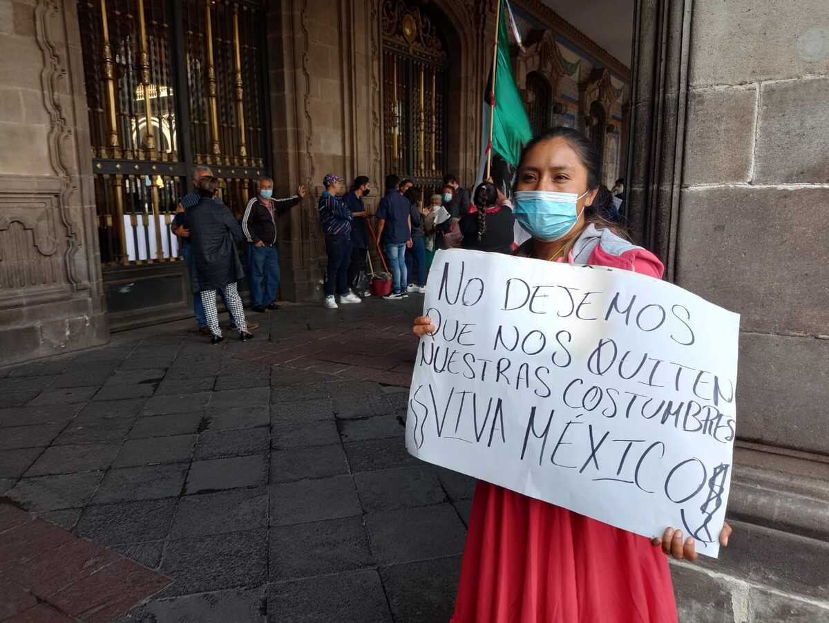 Artesanos y comerciantes de artículos para fiestas patrias se manifiestan en Zócalo   | Ramón Ramírez